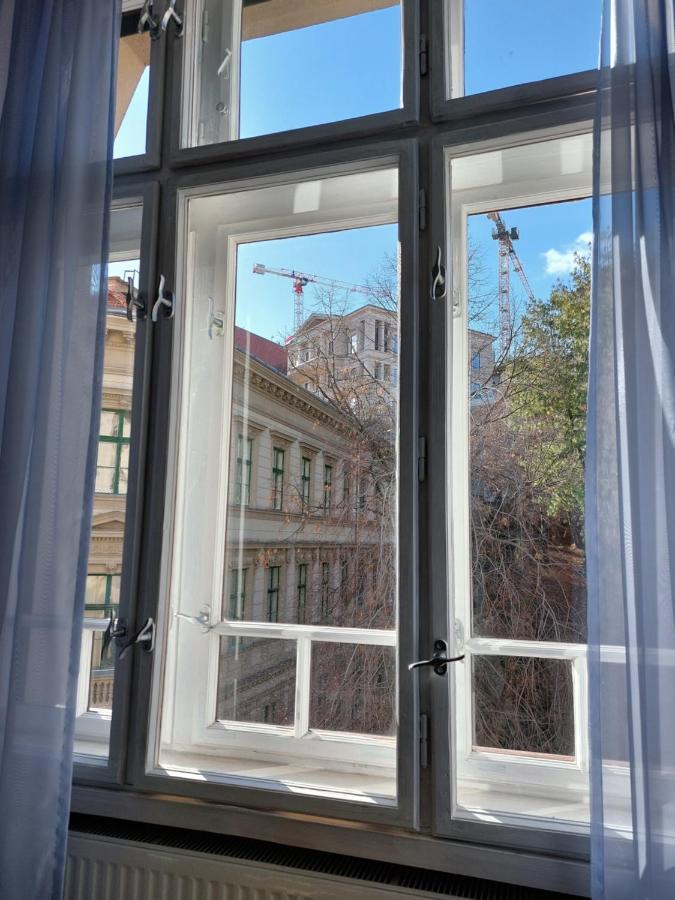 Sunny At The Castle Apartment